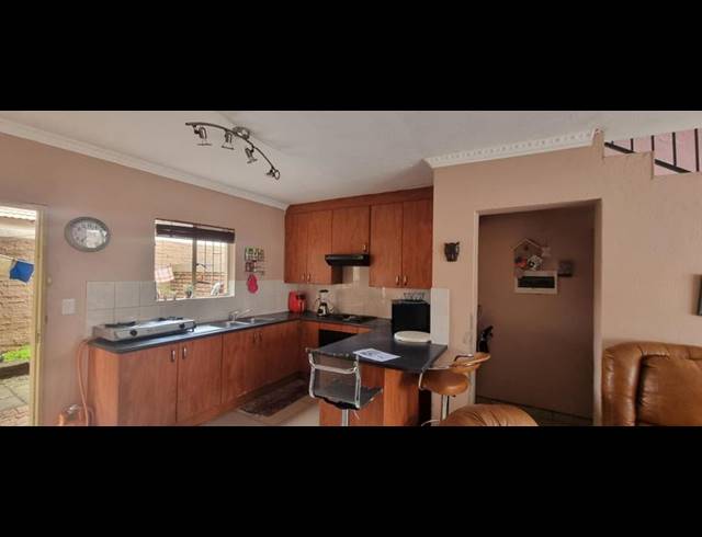 3 BEDROOM TOWNHOUSE FOR SALE IN HEUWELSIG ESTATE